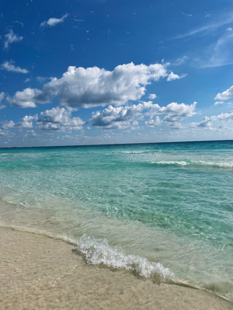 Le bleu de la mer à la page Chac Mul à Cancun