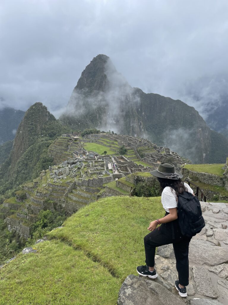 Alycia devant le Machu Picchu