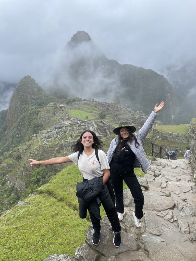 Alycia et Lucie devant le Machu Picchu