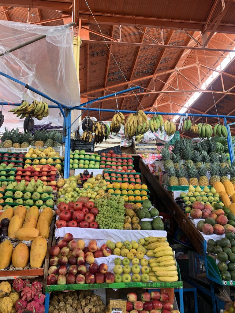 photo de fruits et legumes sur un marché