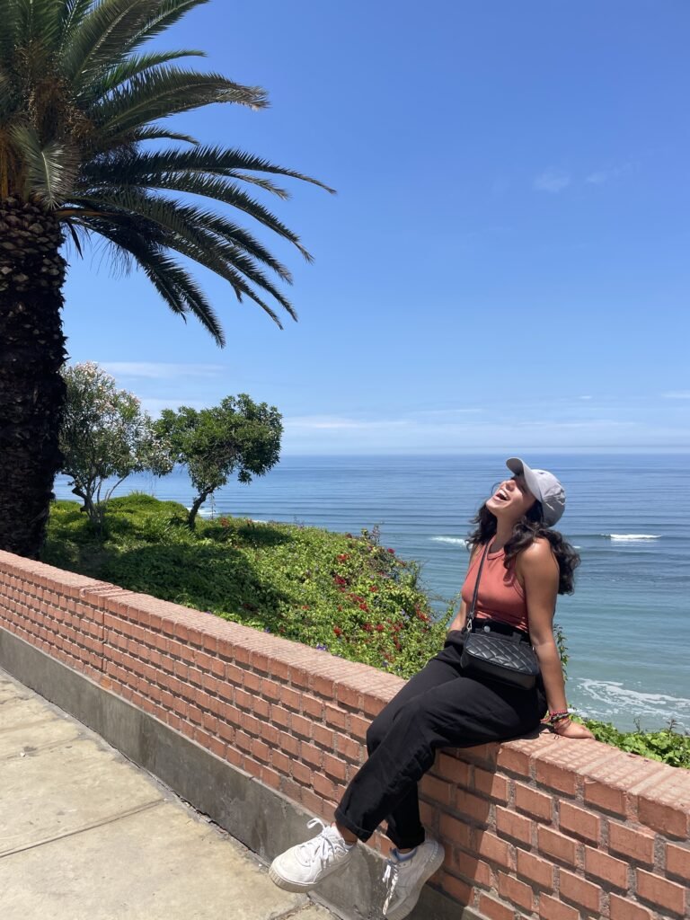 Alycia face à la mer à lima