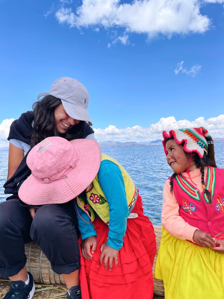 Alycia avec des enfants péruviennes
