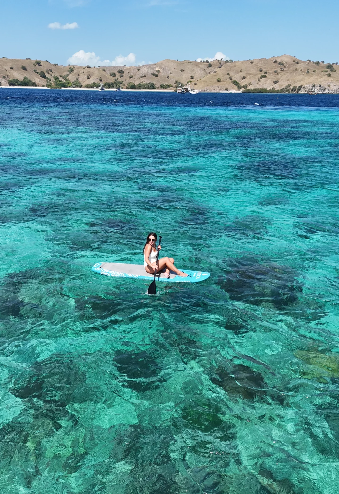 alycia sur un puddle au milieu de l'océan vu d'en haut