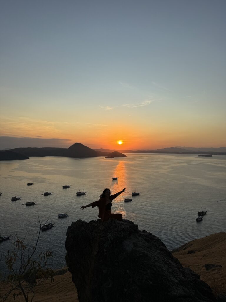 lever de soleil sur Padar Island avec Alycia sur un rocher vue sur la mer