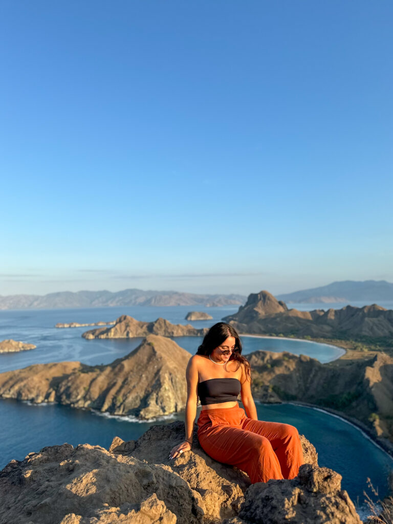 Alycia au centre de la photo avec vue sur le paysage et 2 des 4 plages de Padar Island